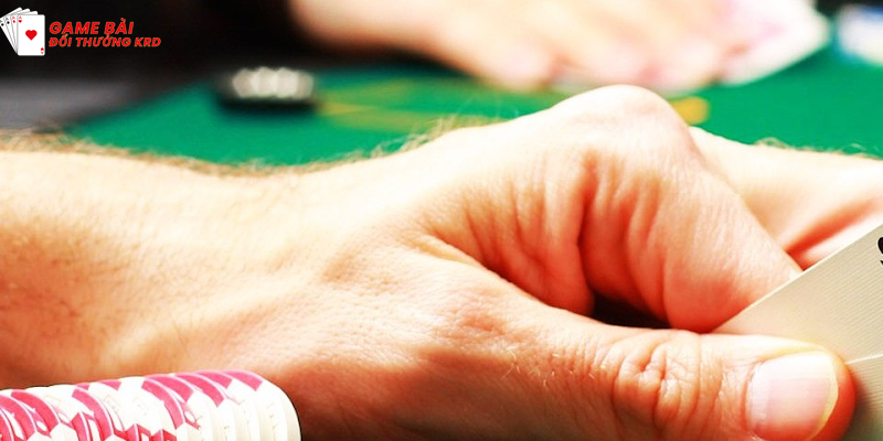 Lợi ích khi sử dụng Chip và Phỉnh trong poker là gì?